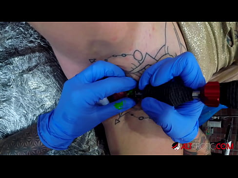 ❤️ Ekstrèmman tatoue hottie Sully Savage te fè yon tatoo sou klitoris li ️ Sèks super nan nou ﹏